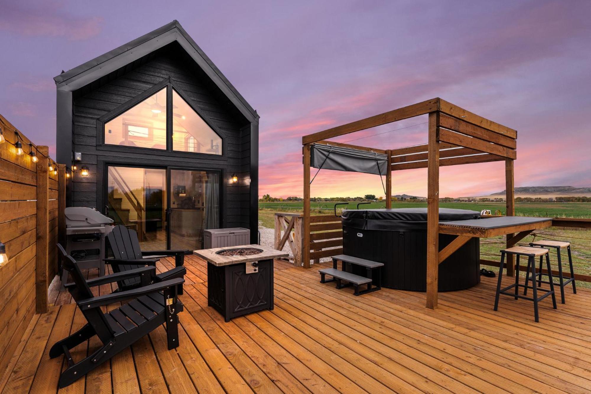 Modern Tiny Cabin, With Hot Tub In Choteau Mt Экстерьер фото