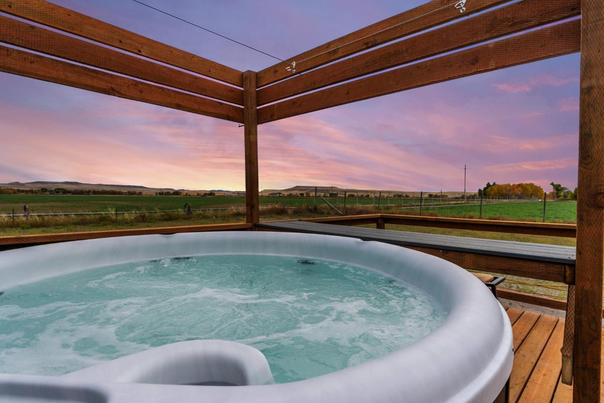 Modern Tiny Cabin, With Hot Tub In Choteau Mt Экстерьер фото