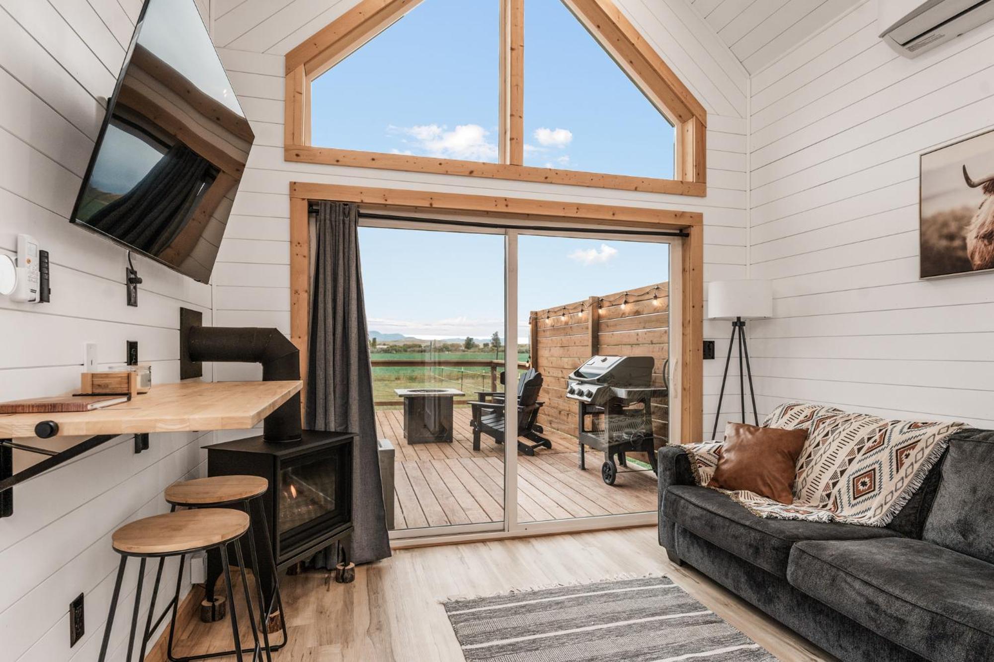 Modern Tiny Cabin, With Hot Tub In Choteau Mt Экстерьер фото